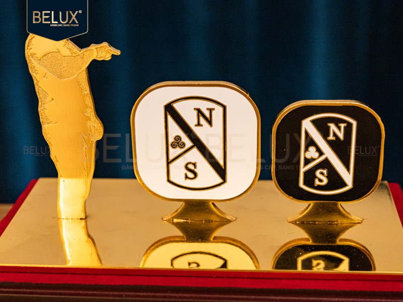 Biểu trưng thiết kế Linh Thạch&nbsp;15x12cm&nbsp;bằng đồng mạ vàng 24k thiết kế theo yêu cầu